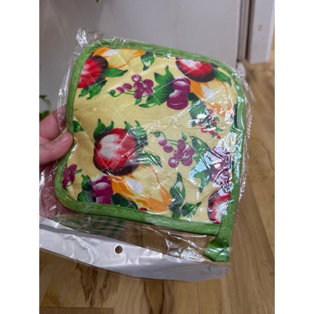 Kitchen Essentials Bundle – Dish Towels, Pot Holder & Sink Liner (New) - Picture 5 of 10